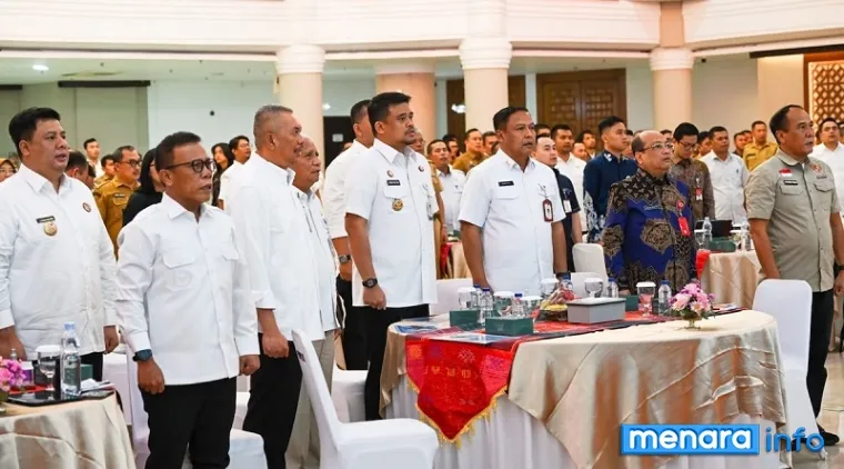 Gubernur Sumur Bobby Afif Nasution bersama Kepala Posko Nasional Satgas PRR Irjen Pol Wahyu Bintono Hadi Bawono dalam Rapat Koordinasi Monitoring dan Asistensi Penggunaan Tambahan TKD 2026. (humas)