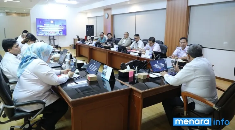 Wakil Menteri Ketenagakerjaan, Afriansyah Noor saat bertemu manajemen PT Indonesia Epson Industry dan serikat pekerja di Jakarta, Selasa. (humas)