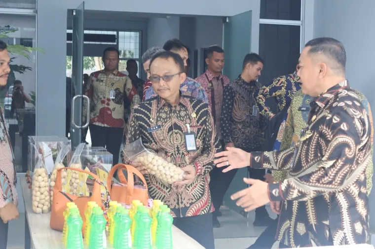 Direktur Pembinaan Narapidana dan Anak Binaan Direktorat Jenderal Pemasyarakatan, Yan Rusmanto, Meninjau Produk Hasil Karya WBP