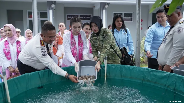 Penebaran Benih Ikan Nila oleh Ibu Wakil Presiden 