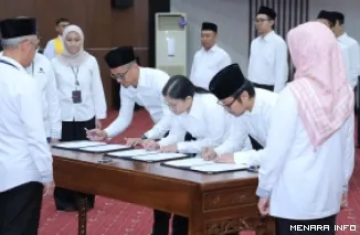 Sekretaris Jenderal Kementerian Ketenagakerjaan (Kemnaker), Cris Kuntadi saat melantik dan mengambil sumpah/janji 30 pejabat fungsional di lingkungan Kemnaker, Selasa. (humas)