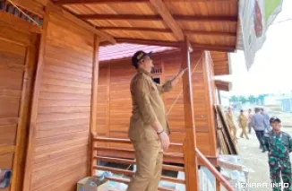 Bupati Aceh Tamiang, Armia Pahmi saat meninjau pembangunan huntara dan huntap. (humas)