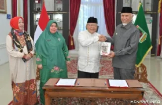 Ketua IMLF IV yang juga Ketua Satu Pena Sumbar, Sastri Bakry (kiri) saksikan penyerahan buku dari pemerintah Tamil Nadu secara simbolis oleh Gubernur Sumbar, Mahyeldi pada Prof Sufyarma Marsidin dari UNP di gubernuran, Jumat. (humas)