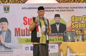 Gubernur Sumbar, Mahyeldi saat memberikan sambutan pada kegiatan Subuh Mubarakah yang dilaksanakan secara kolaboratif antara Pemerintah Provinsi dan Polda Sumbar di Masjid Raya Syekh Ahmad Khatib Al Minangkabawi, Ahad. (humas)