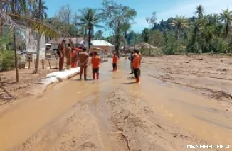 Tim BNPB meninjau dampak banjir di Tapanuli Tengah. (humas)