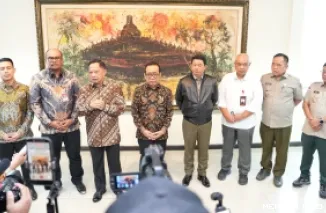 Ketua Satgas PRR, Tito Karnavian bersama Ketua Tim Pengarah Satgas PRR dan unsur Satgas PRR lainnya usai rapat di Jakarta, Kamis. (humas)