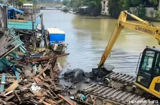 Alat Berat Sedang Melakukan Pembongkaran Bangkai Kapal di Sungai Batang Arau, Kamis (30/7/2026)