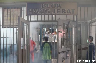 Petugas Melakukan Pengasapan (Jogging) di Salah Satu Blok Hunian di Lapas Narkotika Kelas IIA Tanjung Pinang, Senin (6/7/2026)