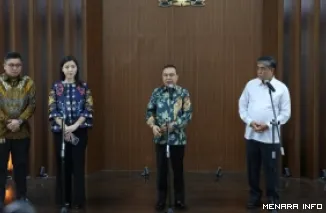 Wakil Ketua DPR RI, Sufmi Dasco Ahmad saat Konferensi Pers bersama Presiden Direktur PT Tokopedia Stefanie Susilo serta Menaker RI Yassierli di selasar Gedung Nusantara III DPR RI, Senin. (humas)