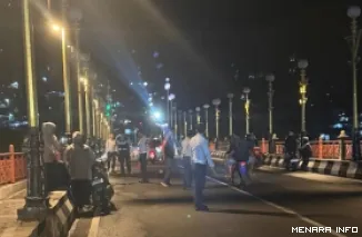 Petugas Dinas Perhubungan Kota Padang Melakukan Penertiban Secara Persuasif Terhadap Kendaraan yang Parkir Di Atas Jembatan Siti Nurbaya, Rabu (1/7/2026)