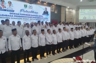 Ketua Umum DPP Lembaga Pemberdayaan Masyarakat (LPM), Ahmad Doli Kurnia Tandjung lantik Ketua DPD LPM Sumatera Barat periode 2025-2030, Doni Harsiva Yandra dan jajaran kepengurusan lainnya di gubernuran Sumbar, Jumat malam.