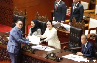 Ketua DPR Puan Maharani menerima laporan calon anggita KI pusat terpilih dari Wakil Ketua Komisi I DPR RI Dave Akbarshah Fikarno yang mewakili Pimpinan Komisi I DPR RI di Gedung Nusantara II, DPR RI, Senayan, Jakarta, Selasa. (humas)