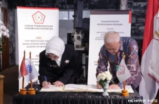 Sekretaris Jenderal Kemnaker, Cris Kuntadi dan Ketua Umum Dewan Pimpinan Pusat (DPP) FPPI, Marlinda Irwanti tanda tangani nota kesepahman peningkatan kapasitas SDM berbasis pemberdayaan perempuan di Jakarta, Kamis. (humas)
