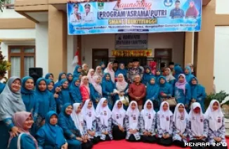 Gubernur Sumbar, Mahyeldi foto bersama dengan pengurus IASMA 1 Landbouw dan guru serta murid yang akan menghuni asrama putri usai peresmian, Sabtu. (humas)