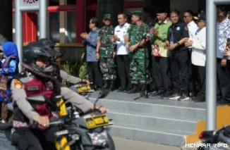 Gubernur Sumbar, Mahyeldi melepas peserta Pawai Parade Kendaraan dalam rangka Peringatan HANI Tahun 2026 yang diselenggarakan Lembaga Anti Narkotika (LAN) Sumbar di halaman kantor gubernur, Kamis. (humas)