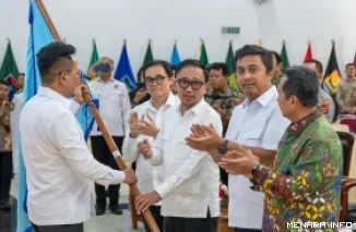 Ketua Umum Dewan Koperasi Indonesia (Dekopin), Bambang Haryadi serahkan pataka pada Ketua Dekopinwil Sumbar, Gun Sugianto usai pelantikan di auditorium Gubernuran, Sabtu (4/7/2026). Hadir pada pelantikan itu, Wagub Sumbar, Vasko Ruseimy. (humas)