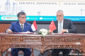 Menteri Ketenagakerjaan RI, Yassierli dan Menteri Perburuhan dan Jaminan Sosial Republik Turki, Vedat Ikhan, usai penandangan MoU Joint Action Plan 2026-2027 di Jakarta, Jumat. (humas)