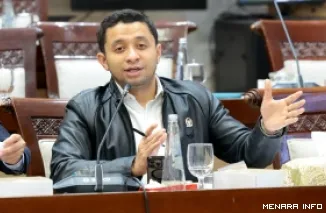 Anggota Komisi XI DPR RI, Habib Idrus Salim Aljufri dalam RDPU Panja RUU PFII bersama para akademisi di Ruang Rapat Komisi XI DPR RI, Jakarta, Senin. (humas)