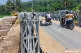 Jembatan Bailey yang menghubungkan Ruas Jalan Sitangkai--Tanjung Ampalu di perbatasan Kabupaten Tanah Datar dan Kabupaten Sijunjung kini kembali normal. (humas)