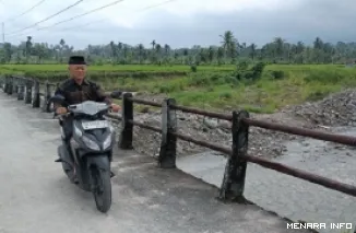 Pengendara melintas di jembatan darurat Sungai Batang Anai Nagari Anduriang, Padang Pariaman, Sumbar. (humas)
