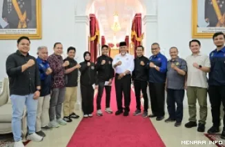 Gubernur Sumbar, Mahyeldi foto bersama Karateka muda asal Sumbar, Zaimah Arkadina Irsal dan pelatih asal Sumbar, Zelly Heriyanto dan lainnya, di Istana Gubernur, Ahad. (humas)