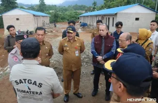 Sekretaris Daerah Kota Padang Raju Minropa Saat Meninjau Pembangunan Huntap Bagi Penyintas Bencana Hidrometeorologi, Senin (20/7/2026)