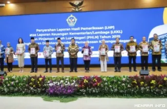 Wakil Menteri Ketenagakerjaan, Afriansyah Noor bersama penerima opini WTP dari BPK untuk laporan keuangan tahun 2025, di Jakarta, Kamis. (humas)