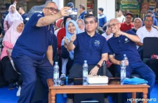 Wamenaker Afriansyah Noor berswafoto dengan Menaker Yassierli dan jajaran, usai pembukaan Pekan Olahraga dalam rangka HUT ke-79 Kemnaker di Jakarta, Senin. (humas)