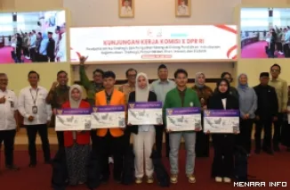 Wakil Ketua Komisi X DPR RI, Lalu Hadrian Irfani Bersama tim saat Kunjungan Kerja Reses Komisi X DPR RI Ke Kota Makassar, Provinsi Sulawesi Selatan, Jumat (24/07/2026). (humas)