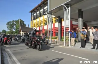 Gubernur Sumbar, Mahyeldi dan jajaran, melepas 40 pemotor yang tergabung dalam Mandatory Ride Motor Besar Indonesia (MBI) Wilayah Medan di halaman Kantor Gubernur Sumbar, Sabtu. (humas)