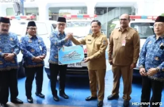 Kasatgas PRR Tito Karnavian menerima bantuan ambulance dari Korpri yang diserahkan Ketua Umum Dewan Pengurus Korpri Nasional, Zudan Arif Fakrulloh di Kantor Kemendagri, Jakarta, Senin. (humas)