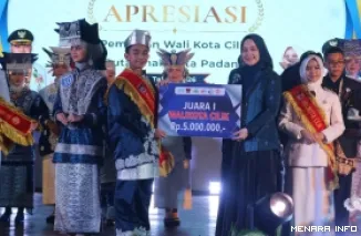 Ketua Tim Penggerak PKK Kota Padang, Dian Puspita Fadly Amran, Menyerahkan Penghargaan Kepada Pemenang Wali Kota Cilik 2026, Sabtu (25/7/2026)