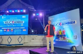 Sekdaprov Sumbar, Arry Yuswandi berikan sambutan pada kegiatan nobar pertandingan babak 16 besar Piala Dunia 2026 antara Argentina vs Mesir, di halaman Kantor TVRI Sumbar, Jl Bagindo Azis Chan Bypass Padang, Selasa malam. (humas)