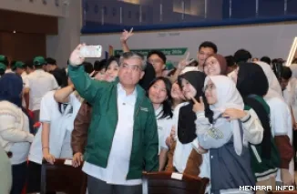 Menteri Ketenagakerjaan (Menaker), Yassierli berswafoto dengan mahasiswa penerima beasiswa yang mengikuti Tanoto Scholars Gathering (TSG) 2026 di RGE Exhibition Center, Pelalawan, Riau, Rabu malam. (humas)