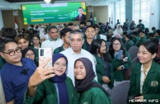 Menteri Ketenagakerjaan, Yassierli foto bersama dengan mahasiswa Universitas Sumatera Utara (USU) usai kuliah umum bertema Menyiapkan SDM Unggul Masa Depan di Medan, Rabu. (humas)