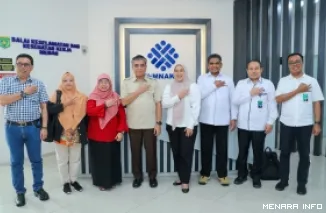 Menteri Ketenagakerjaan, Yassierli foto bersama pegawainya di daerah, usai kunjungi Balai Keselamatan dan Kesehatan Kerja (K3) Medan, Sumatera Utara, Selasa. (humas)