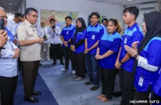 Menteri Ketenagakerjaan (Menaker), Yassierli bersama pekerja PT Adyawinsa Electrical and Power (AEP), perusahaan manufaktur dan penyedia solusi energi di Bekasi, Jawa Barat, Selasa. (humas)