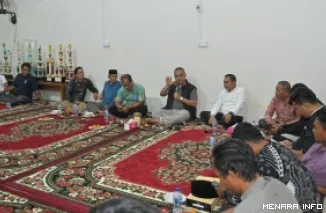 Sekdaprov Sumbar, Arry Yuswandi saat menghadiri kegiatan Ngobrol Pemuda Inspiratif (NGOPI) yang digelar di Rumah Belajar Candradimuka, Nagari Sungai Tambang, Kecamatan Kamang Baru, Sabtu malam. (humas)