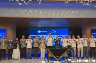 Sekretaris Jenderal Kemnaker, Cris Kuntadi foto bersama Direktur Utama bank bjb, Ayi Subarna dan jajaran, usai penandatanganan Kesepahaman Bersama di Bandung, Jawa Barat, Jumat. (humas)