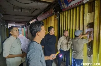 Kepala Dinas Perdagangan Kota Padang Fizlan Setiawan, Memimpin Penyegelan Salah Satu Toko yang Menunggak Retribusi (*)