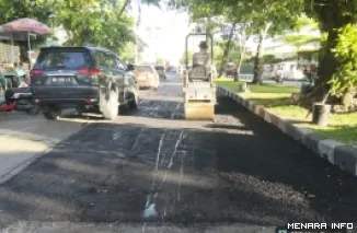 Alat Berat Sedang Melakukan Pengaspalan Jalan (*)