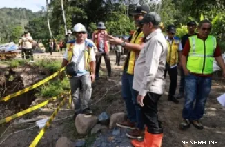 Bupati Tanah Datar, Eka Putra meninjau infrastruktur terdampak bencana. (humas)