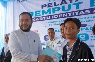 Wali Kota Padang Fadly Amran Menyerahkan KIA Kepada Salah Seorang Pelajar di Kota Padang, Rabu (29/7/2026)