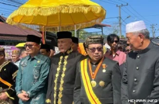 Staf Ahli Gubernur Bidang Politik, Hukum dan Pemerintahan, Jasman Rizal Dt Bandaro Bendang saat menghadiri acara Penobatan Rajo Adat Aia Bangih di Rumah Gadang Rajo Aia Bangih, Kabupaten Pasaman Barat, Kamis. (humas)