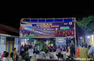 Suasana Nobar Piala Dunia yang Digelar Dinas Perkim Kota Padang Bersama Warga Penghuni Huntara, Sabtu (12/7/2026)