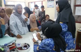 Petugas Kelurahan Air Pacah Kota Padang Melayani Warga yang Mendaftar Perlinsos, Jumat (17/7/2026)