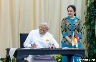 Perdana Menteri (PM) India, Narendra Modi didampingi Ketua DPR RI, Puan Maharani mengisi buku tamu saat berkunjung ke komplek parlemen, Selasa. (humas)