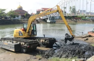 Satu Unit Alat sberat Sedang Melakukan Pengerukan Sedimen di Sungai Batang Arau, Kamis (16/7/2026)
