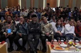 Gubernur Sumbar, Mahyeldi bersama kepala daerah lainnya, saat hadiri Rapat Kerja Asosiasi Pemerintahan Provinsi Seluruh Indonesia (APPSI) di Lombok, NTB, Kamis. (humas)