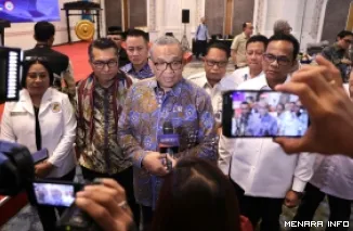 Wamenaker, Afriansyah Noor diwawancarai awak media usai membuka Rapat Anggota Tahunan (RAT) Inkop TKBM Pelabuhan Tahun Buku 2025 di Jakarta, Rabu. (humas)
